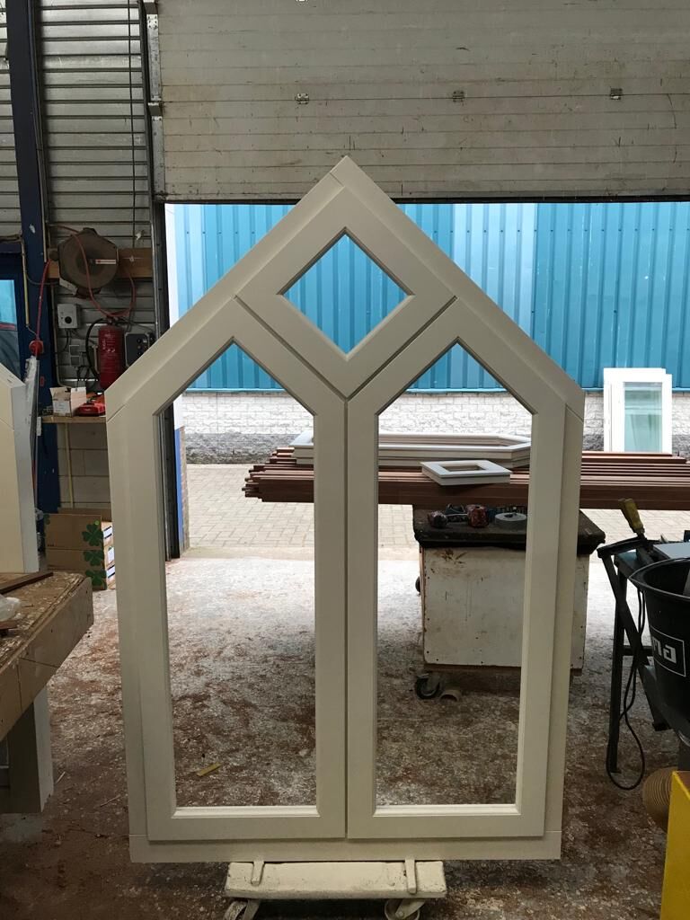 Houten kozijn met punt in de werkplaats