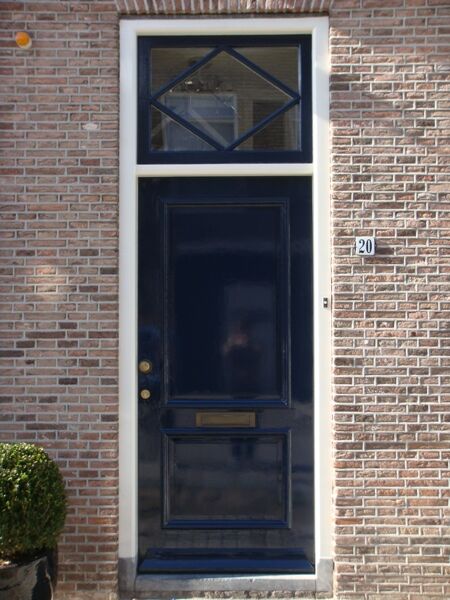 Afgewerkte houten voordeur met bovenlicht